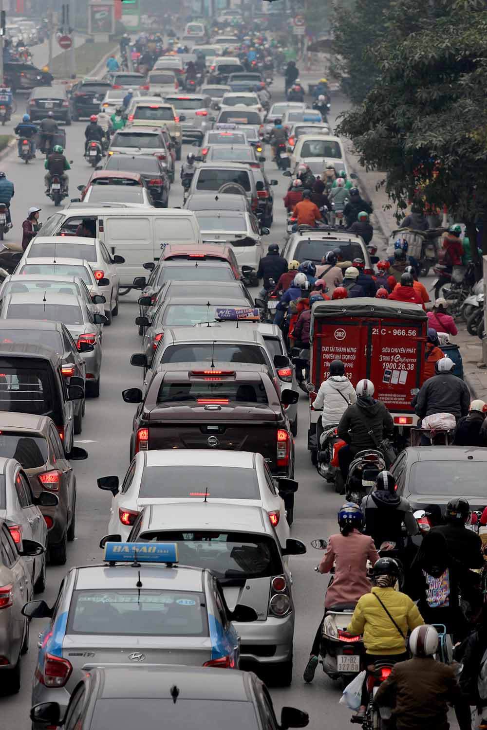 Tắc khủng khiếp giữa trưa từ ngõ ra đường lớn Hà Nội